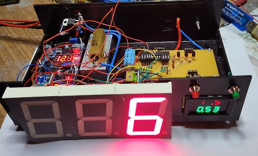 Selbstgebautes Netzteil mit 7-Segment-Anzeige und Display