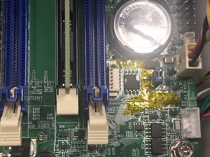 Nahaufnahme einer Computer-Hauptplatine mit RAM-Slots und CMOS-Batterie
