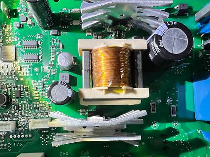 Nahaufnahme einer Leiterplatte mit Transformator und Elektrolytkondensatoren