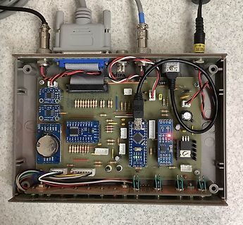 Aufbau einer Elektronikplatine mit verschiedenen Modulen und Kabeln