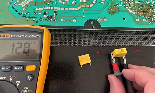 Multimeter Messung von Kondensatoren auf Leiterplatte