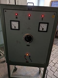 Frontansicht eines elektrischen Steuergeräts oder Netzteils