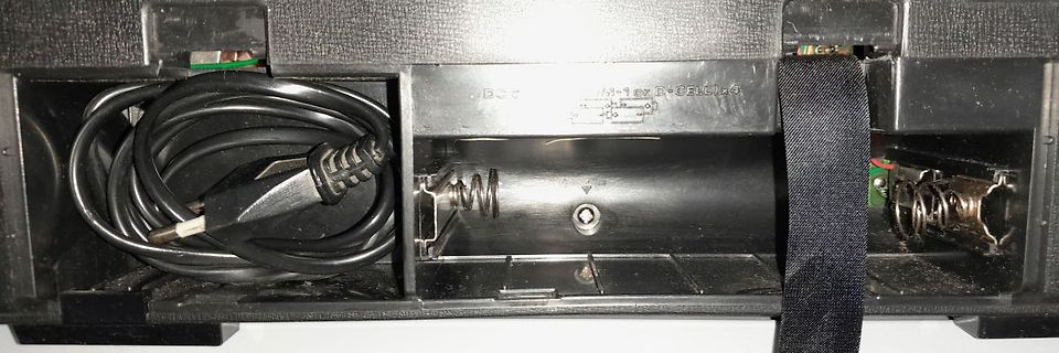 Batteriefach eines elektronischen Geräts mit Kabel