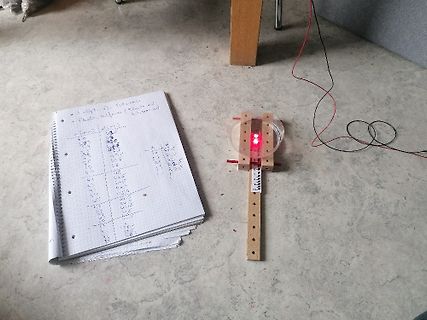 Notizblock und Messaufbau mit roter LED