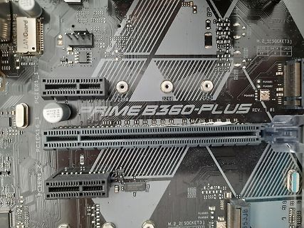 Nahaufnahme eines ASUS Prime B360-Plus Mainboards