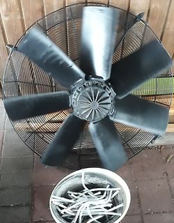Großer Ventilator und Eimer mit Kabeln