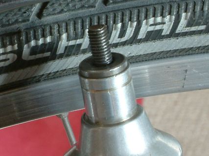 Detailaufnahme eines Fahrradreifens und einer Achse