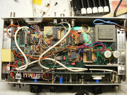 Innenansicht eines geöffneten elektronischen Geräts mit Leiterplatten
