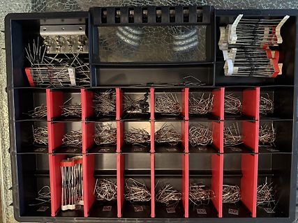 Sortimentsdose mit verschiedenen Steckverbinder und Pins