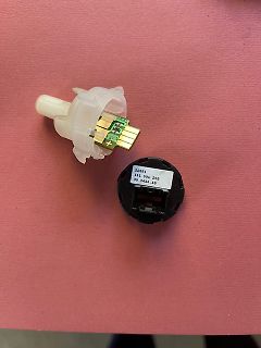 Elektronisches Bauteil mit Aufkleber