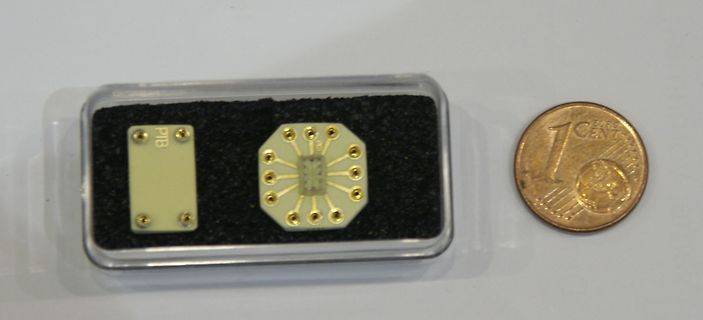 Elektronikbauteile neben einer 1-Cent-Münze