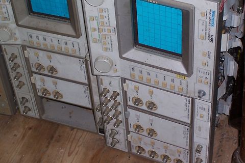 Zwei Tektronix Oszilloskope auf einem Holztisch