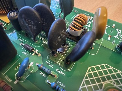 Nahaufnahme einer Leiterplatte mit elektronischen Bauteilen