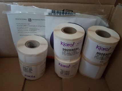 Drei Rollen Etiketten in einem Karton