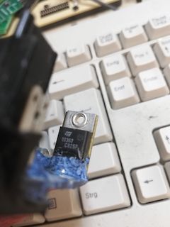 Bauteil mit Aufkleber vor Tastatur