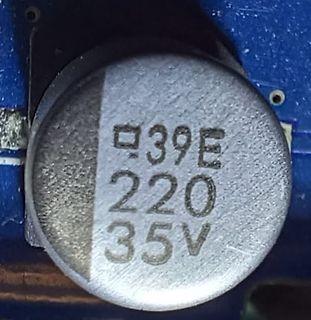 Nahaufnahme eines elektronischen Bauteils mit Beschriftung
