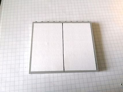 Weißes Objekt auf Karopapier