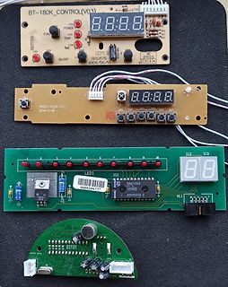 Verschiedene elektronische Leiterplatten mit Displays und Bauteilen