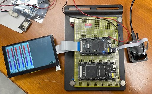 Mikrocontroller-Aufbau mit Display und Lochrasterplatinen