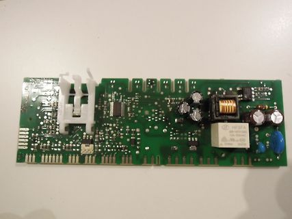 Grüne Leiterplatte mit elektronischen Bauteilen