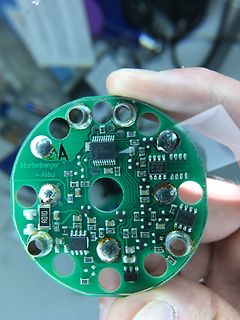 Runde grüne Leiterplatte mit elektronischen Bauteilen