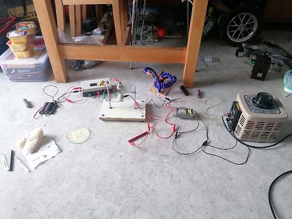 Elektrischer Versuchsaufbau mit Netzteil und Batterien