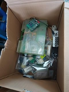 Elektronikkomponenten in einem Karton