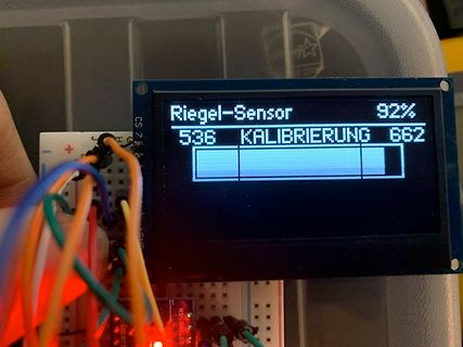 LCD-Display mit Messwerten auf Breadboard