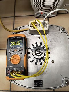 Multimeter misst Spannung an einem Dimmer