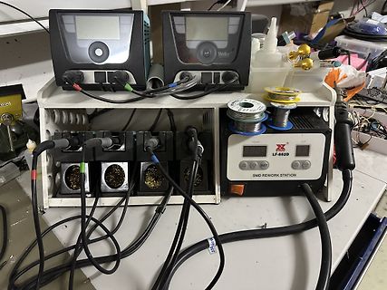 Weller SMD Rework Station und Lötstationen auf Werkstatt-Tisch