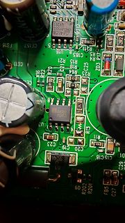 Nahaufnahme einer Leiterplatte mit elektronischen Bauteilen