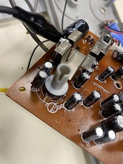 Leiterplatte mit Elektrolytkondensatoren und Kühlkörpern