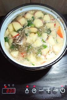 Suppe in einem Topf auf einem Induktionskochfeld