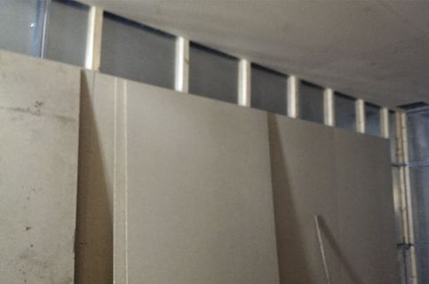 Innenansicht einer Wandkonstruktion mit Metallprofilen
