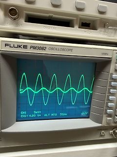 Foto eines Fluke PM3082 Oszilloskops mit Sinuswellen