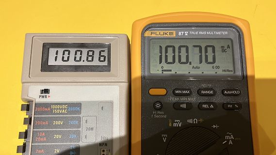 Zwei Multimeter mit Messwerten