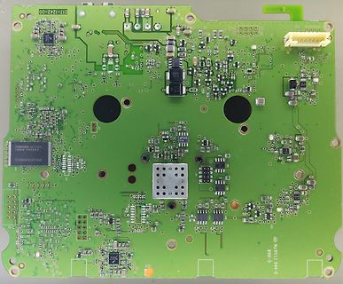 Grüne Leiterplatte mit elektronischen Bauteilen
