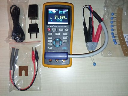 Handheld LCR Meter mit Zubehör auf Tisch