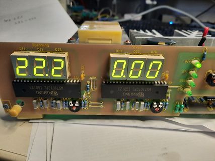 Foto einer Leiterplatte mit 7-Segment-Anzeigen