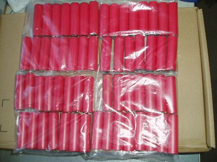 Rote Bauteile in Plastikverpackung