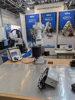 Roboterarm von Amber Precision Instruments auf einer Messe