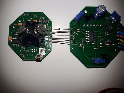 Zwei grüne Leiterplatten mit Ultraschallsensor und Elektronik