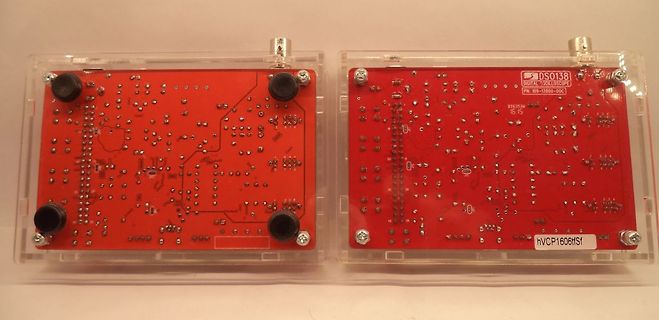 Zwei rote Leiterplatten in Acrylgehäusen