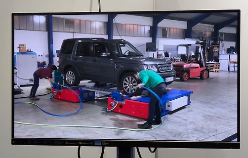 Abfotografierter Bildschirm mit einer Werkstattszene
