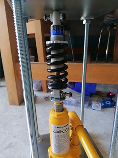 Hydraulische Hebevorrichtung mit Feder und Gewindestangen