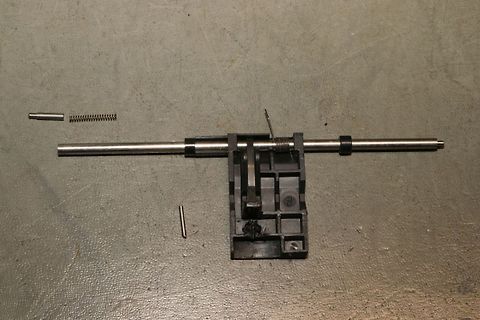 Zerlegte mechanische Bauteile auf Werkstattuntergrund