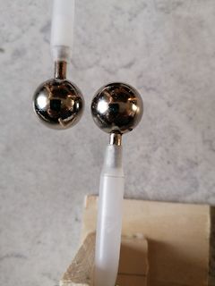 Zwei metallische Kugeln an Stäben
