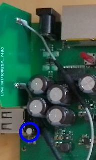 Foto einer Leiterplatte mit Elektrolytkondensatoren und Messspitzen