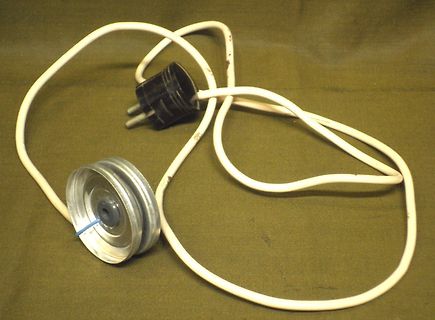 Netzkabel mit Stecker und Metallgehäuse