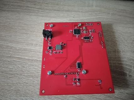 Rote Leiterplatte mit elektronischen Bauteilen